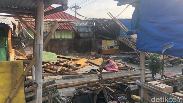 Pembongkaran bangunan warga secara mandiri di kawasan Bong Suwung, Jlagran, Gedongtengen, Kota Jogja, Minggu (29/9/2024) sore.