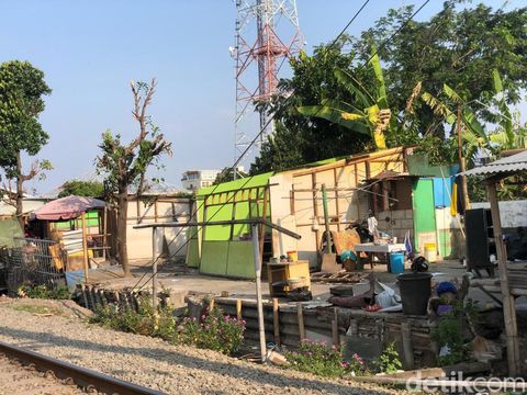 Pembongkaran bangunan warga secara mandiri di kawasan Bong Suwung, Jlagran, Gedongtengen, Kota Jogja, Minggu (29/9/2024) sore.