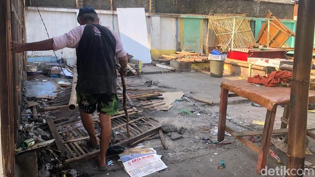 Pembongkaran bangunan warga secara mandiri di kawasan Bong Suwung, Jlagran, Gedongtengen, Kota Jogja, Minggu (29/9/2024) sore.