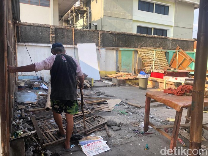 Pembongkaran bangunan warga secara mandiri di kawasan Bong Suwung, Jlagran, Gedongtengen, Kota Jogja, Minggu (29/9/2024) sore.