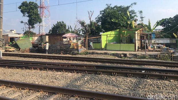 Pembongkaran bangunan warga secara mandiri di kawasan Bong Suwung, Jlagran, Gedongtengen, Kota Jogja, Minggu (29/9/2024) sore.