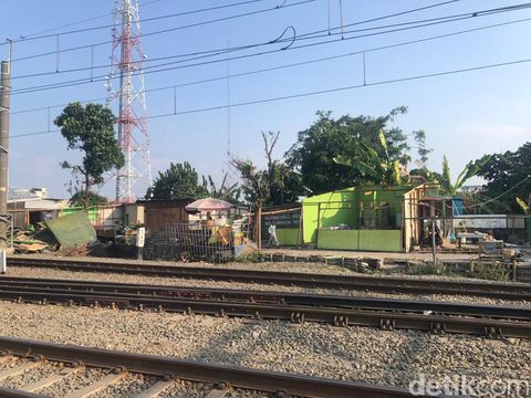 Pembongkaran bangunan warga secara mandiri di kawasan Bong Suwung, Jlagran, Gedongtengen, Kota Jogja, Minggu (29/9/2024) sore.