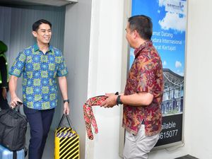 Bey Machmudin Sambut Kedatangan Perdana Scoot Airlines di Bandara Kertajati