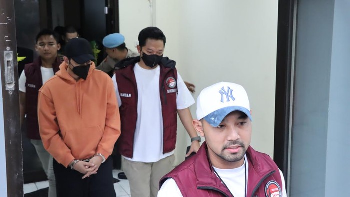 Polisi menangkap aktor Andrew Andika dalam kasus penyalahgunaan narkoba jenis sabu. Andrew Andika terlihat menunduk dan lesu saat hendak menjalani tes urine, Minggu (29/9/2024).
