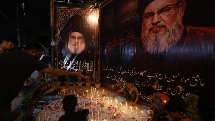 Pimpinan Hizbullah Hassan Nasrallah Tewas dalam Serangan Israel Shiite Muslims light candles during a protest against the killing of Hezbollah leader Hassan Nasrallah, in Karachi, Pakistan, Saturday, Sept. 28, 2024. (AP Photo/Fareed Khan)