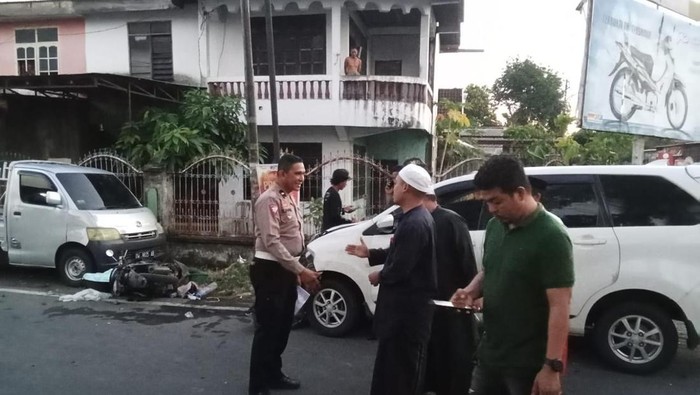 Polisi melakukan olah TKP kasus pengemudi mobil tabrakan dengan pemotor di Bone.