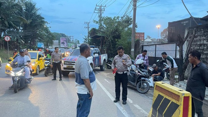 Polisi melakukan olah TKP tewasnya wanita terlindas truk