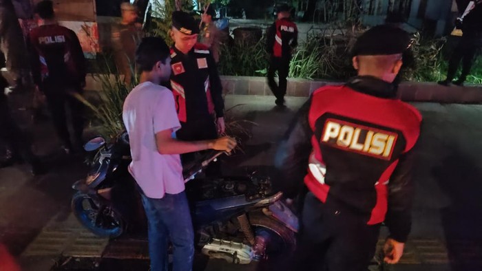 Polres Bogor menggelar patroli ke sejumlah titik di wilayah pusat keramaian. Polisi mendapati sejumlah pemuda bawa miras (dok istimewa)