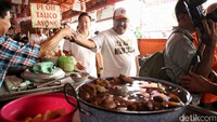 Dalam kunjungannya tersebut, Rano Karno menyapa warga di Pasar Glodok.
