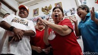 Warga menyambut antusias kedatangan pemeran Bang Doel itu.