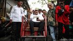 Potret Rano Karno Blusukan ke Glodok, Sempat Cukur Rambut