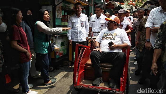 Cawagub Rano Karno alias Bang Doel melakukan blusukan di Glodok, Jakarta Barat, Minggu (29/9/2024).