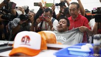 Ia juga mendengarkan permasalahan warga yang berada di kawasan tersebut.