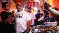 Cawagub Jakarta nomor urut 3 Rano Karno mengunjungi Pasar Glodok, Jakarta Barat.
