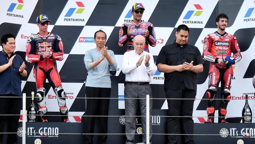 Presiden Joko Widodo (Jokowi) menyerahkan trofi kepada rider pemenang MotoGP Mandalika 2024 di Lombok Tengah, Nusa Tenggara Barat (NTB), Minggu (29/9/2024). (IG Jokowi)