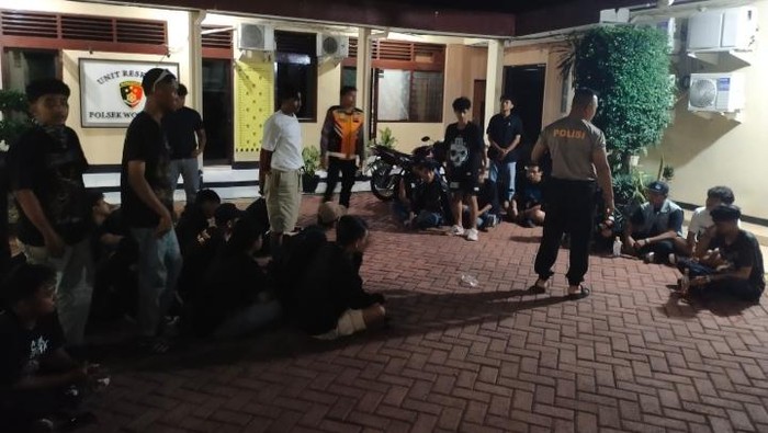Puluhan pemuda diamankan di Polsek Wonocolo gegara pesta miras saat nonton konser Tipe X di Surabaya.