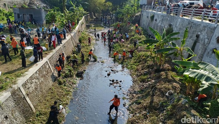 Resik Kali Cara Warga Kota Blitar Peringati World Cleanup Day