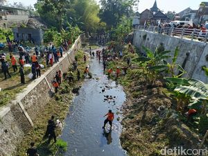 Resik-resik Kali Cara Warga Kota Blitar Peringati World Cleanup Day