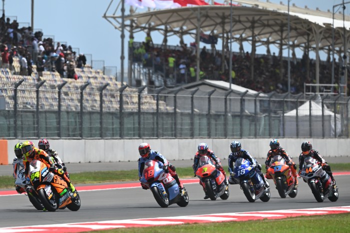 Pembalap Fantic Racing Aron Canet berselebrasi usai memenangi balapan Moto2 di Pertamina Mandalika International Street Circuit, Lombok Tengah, NTB, Minggu (29/9/2024). Aron Canet berhasil memenangi balapan Moto2 diikuti pembalap MT Helmets MSI Ai Ogura, dan pembalap Speed Up Racing Alonso Lopez. ANTARA FOTO/Akbar Nugroho Gumay/aww.