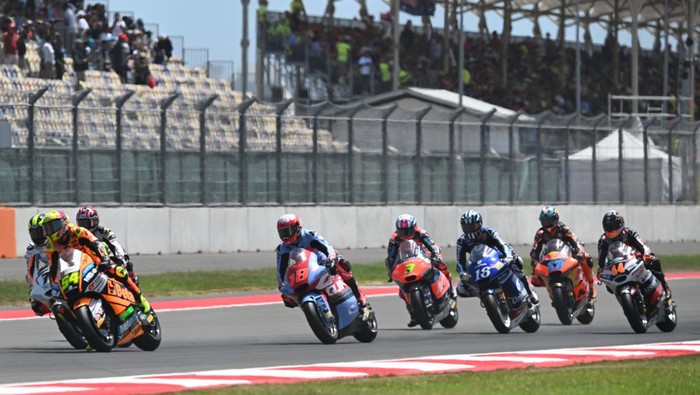 Rider Spanyol Aron Canet Juara Moto2 Mandalika Pembalap Fantic Racing Aron Canet berselebrasi usai memenangi balapan Moto2 di Pertamina Mandalika International Street Circuit, Lombok Tengah, NTB, Minggu (29/9/2024). Aron Canet berhasil memenangi balapan Moto2 diikuti pembalap MT Helmets MSI Ai Ogura, dan pembalap Speed Up Racing Alonso Lopez. ANTARA FOTO/Akbar Nugroho Gumay/aww.