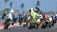 Pada tikungan 10 rider Jack Dixon harus keluar lintasan. Selain Dixon, rider Thailand Somkiat Shanta harus dibawa ke medical center seusai mengalami cedera pada kaki kanan.