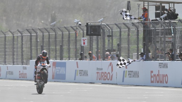 Rider Spanyol Aron Canet Juara Moto2 Mandalika Pembalap Fantic Racing Aron Canet berselebrasi usai memenangi balapan Moto2 di Pertamina Mandalika International Street Circuit, Lombok Tengah, NTB, Minggu (29/9/2024). Aron Canet berhasil memenangi balapan Moto2 diikuti pembalap MT Helmets MSI Ai Ogura, dan pembalap Speed Up Racing Alonso Lopez. ANTARA FOTO/Akbar Nugroho Gumay/aww.
