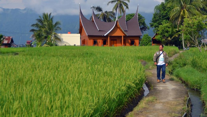 Rumah Gadang Peninggalan Keluarga Buya Hamka di Agam Akan Jadi Wisata Ramah Muslim Warga berjalan di depan rumah gadang Ahmad Rasyid (AR) Sutan Mansur yang baru dipugar di tepian Danau Maninjau, Nagari Sungai Batang, Agam, Sumatera Barat, Minggu (29/9/2024). Rumah gadang peninggalan kakak ipar Buya Hamka di desa wisata Sungai Batang itu dipersiapkan sebagai proyek rintisan Pariwisata Ramah Muslim (PRM) dan dipugar menjadi Halal Tourism Hub Buya Hamka oleh Bank Indonesia (BI) dan Majelis Ulama Indonesia (MUI) yang direncanakan akan diresmikan wapres pada Oktober mendatang. ANTARA FOTO/Iggoy el Fitra/aww.