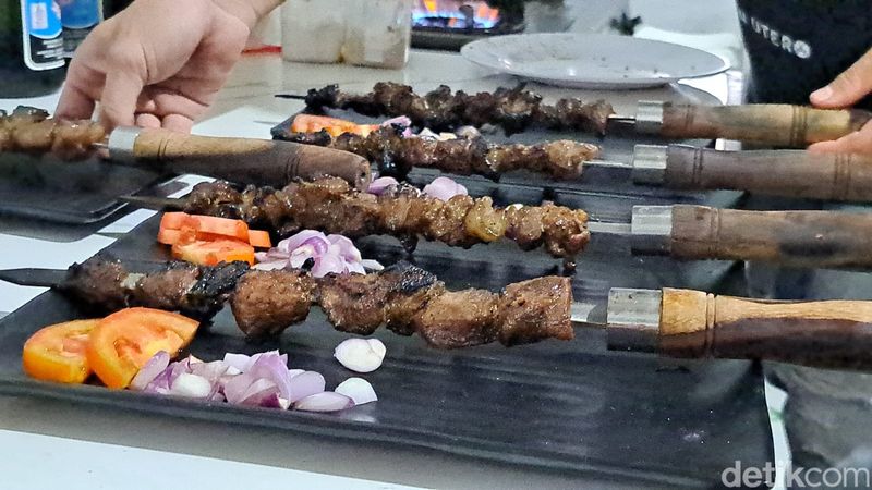 Sajian Sate Bawor yang ditusuk dengan pedang berukuran mini di Resto Sate KMC, Jalan Jatisari, Kelurahan Sumampir, Kecamatan Purwokerto Utara, Kabupaten Banyumas, Minggu (29/9/2024).