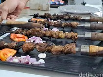 Menjajal Kuliner Ekstrem Sate Kambing Bawor Purwokerto Pakai Tusuk Pedang, Berani Coba?