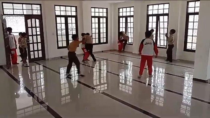 Sejumlah siswa berkelahi di dalam masjid sekolah.