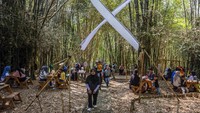 Pemda Kota Cimahi menggelar Pasar Awi Campernik yang merupakan pasar tradisional dengan nuansa kebun bambu.