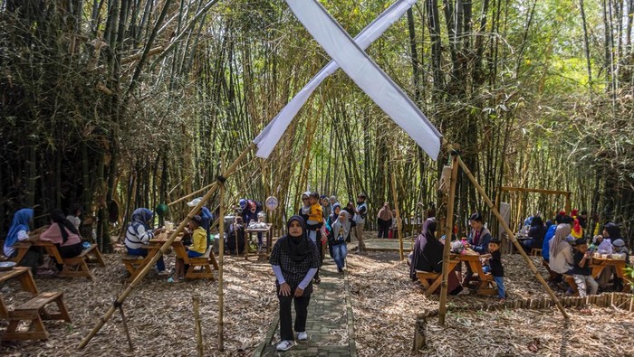 Warga membeli makanan di Pasar Awi Campernik, kawasan Eco Wisata Cimenteng, Kota Cimahi, Jawa Barat, Minggu (29/9/2024). Pemda Kota Cimahi menggelar Pasar Awi Campernik yang merupakan pasar tradisional dengan nuansa kebun bambu dalam rangka mengembangkan serta mempromosikan produk UMKM khususnya kuliner dan menciptakan destinasi wisata baru di Kota Cimahi. ANTARA FOTO/Abdan Syakura/agr/aww.