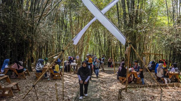 Warga membeli makanan di Pasar Awi Campernik, kawasan Eco Wisata Cimenteng, Kota Cimahi, Jawa Barat, Minggu (29/9/2024). Pemda Kota Cimahi menggelar Pasar Awi Campernik yang merupakan pasar tradisional dengan nuansa kebun bambu dalam rangka mengembangkan serta mempromosikan produk UMKM khususnya kuliner dan menciptakan destinasi wisata baru di Kota Cimahi. ANTARA FOTO/Abdan Syakura/agr/aww.