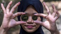 Warga menunjukkan koin dari kayu yang digunakan sebagai mata uang di Pasar Awi Campernik, kawasan Eco Wisata Cimenteng, Kota Cimahi, Jawa Barat, Minggu (29/9/2024). 