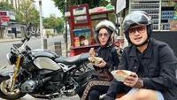 Tak hanya nasi warteg saja, pernah Shandy dan Gilang pamer foto mereka sarapan bubur gerobakan di pinggir jalan. 