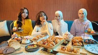 Bersama Fuji, Shandy tampak semangat hadiri acara ngeteh cantik dengan aneka pastry dan kue yang menarik. 