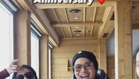 Rayakan ulang tahun pernikahan yang ke-11, Shandy dan Gilang dapat kejutan kue di saat mereka berlibur ke luar negeri. 