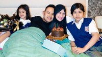 Terakhir ini momen manis Shandy dan Gilang saat merayakan ulang tahun dengan kedua putri mereka. 