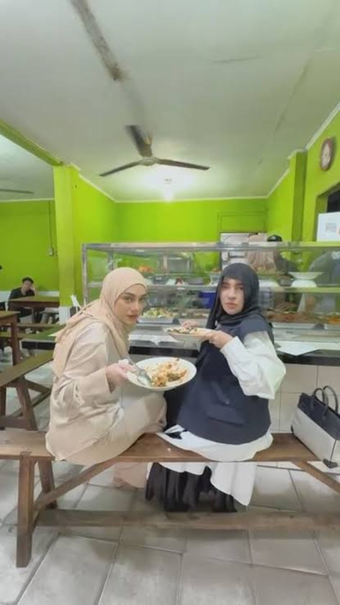 Shandy Purnamasari Doyan Makan Bubur Kaki Lima hingga Warteg
