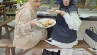 Walau sudah sukses dan disebut sebagai ‘crazy rich’ Malang, Shandy rupanya tetap ngidam makan nasi warteg dengan lauk kerang hingga orek.