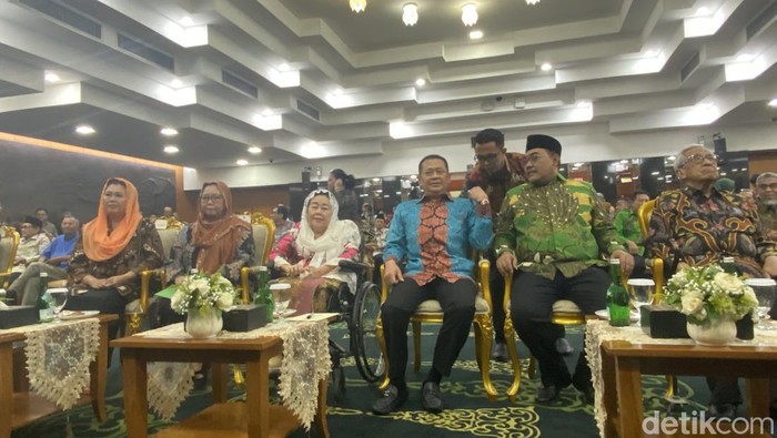 Sinta Nuriyah-Yenny Wahid Sambangi MPR Usai TAP Pemberhentian Gus Dur Dicabut. (Dwi R/detikcom)