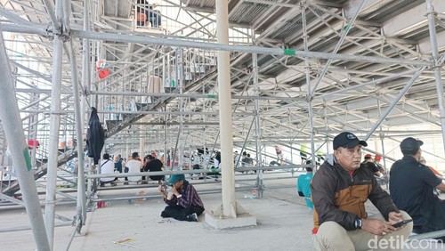 Sejumlah penonton berteduh di bawah tribun Sirkuit Mandalika karena kepanasan, Minggu (29/9/2024).