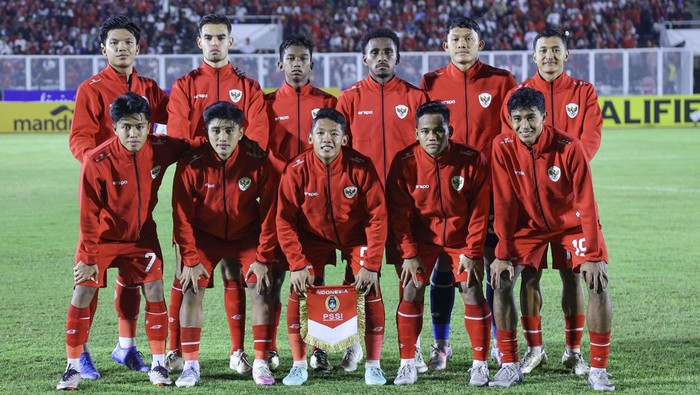 Pesepak bola Timnas Indonesia U-20 Jens Raven (kiri) dan rekan-rekannya mengungkapkan rasa syukur usai membobol gawang Timnas Yaman U20 pada Kualifikasi Piala Asia U-20 2025 Grup F di Stadion Madya Gelora Bung Karno, Jakarta, Minggu (29/9/2024). ANTARA FOTO/Dhemas Reviyanto/app/YU