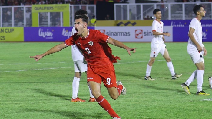 Pesepak bola Timnas Indonesia U-20 Jens Raven (kiri) dan rekan-rekannya mengungkapkan rasa syukur usai membobol gawang Timnas Yaman U20 pada Kualifikasi Piala Asia U-20 2025 Grup F di Stadion Madya Gelora Bung Karno, Jakarta, Minggu (29/9/2024). ANTARA FOTO/Dhemas Reviyanto/app/YU