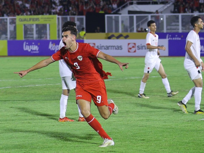 Pesepak bola Timnas Indonesia U-20 Jens Raven (kiri) dan rekan-rekannya mengungkapkan rasa syukur usai membobol gawang Timnas Yaman U20 pada Kualifikasi Piala Asia U-20 2025 Grup F di Stadion Madya Gelora Bung Karno, Jakarta, Minggu (29/9/2024). ANTARA FOTO/Dhemas Reviyanto/app/YU
