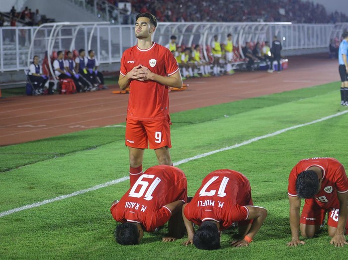 Pesepak bola Timnas Indonesia U-20 Jens Raven (kiri) dan rekan-rekannya mengungkapkan rasa syukur usai membobol gawang Timnas Yaman U20 pada Kualifikasi Piala Asia U-20 2025 Grup F di Stadion Madya Gelora Bung Karno, Jakarta, Minggu (29/9/2024). ANTARA FOTO/Dhemas Reviyanto/app/YU