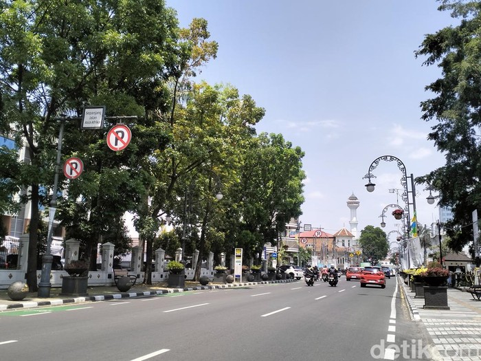Suasana jalan di Kota Bandung.