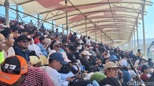 Suasana tribun zona A di Sirkuit Internasional Mandalika, Lombok Tengah, NTB, Minggu (29/9/2024). (Foto: Nathea Citra/detikBali)