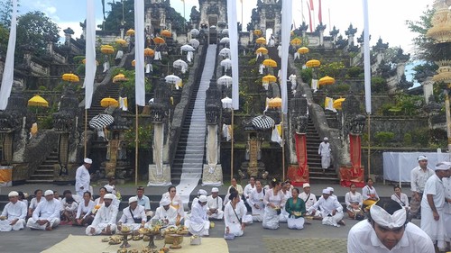 Suasana upacara serangkaian pujawali di Pura Lempuyang, Kecamatan Abang, Kabupaten Karangasem, Bali, Minggu (29/9/2024). (Foto: Istimewa)