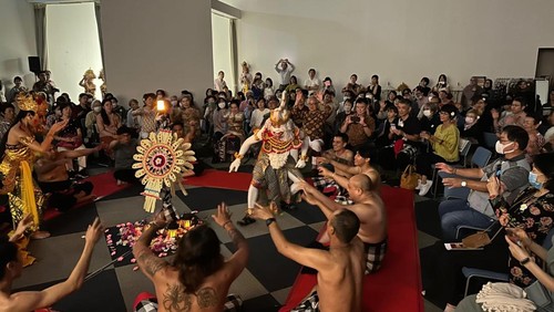 Ratusan warga Jepang antusias menyaksikan Tari Kecak di Tokyo.
